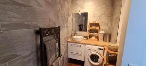 een wasruimte met wasmachine en droger bij Chez Charles Centre-Parking privé-Hospices-Gare in Beaune +2 foto's