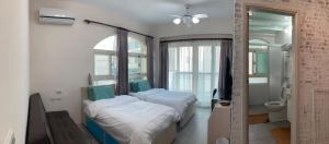 Ένα ή περισσότερα κρεβάτια σε δωμάτιο στο Sea Man Homestay