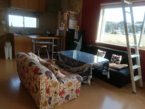 sala de estar con sofá y mesa en Guest House Tomida en Ena