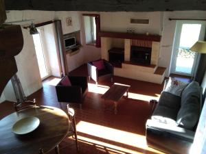 un salon avec un canapé et une table dans l'établissement Maison avec vue magnifique, à Loubejac