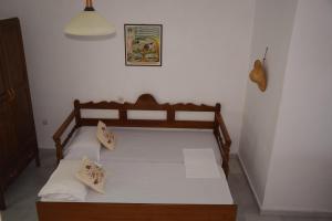 A bed or beds in a room at Smaragdi - Naxian traditional house with panoramic view at Eggares village