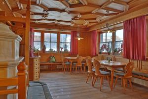 comedor con mesa y sillas en Hotel Pörnbacher en Valdaora