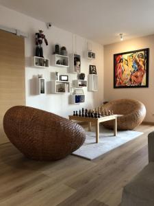 un soggiorno con 2 sedie e una scacchiera su un tappeto di Villa Grey a Brignoles