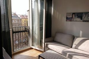 uma sala de estar com um sofá e uma varanda em Warsaw Center's Apartment em Varsóvia