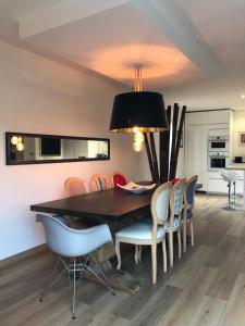una sala da pranzo con tavolo e sedie di Villa Grey a Brignoles