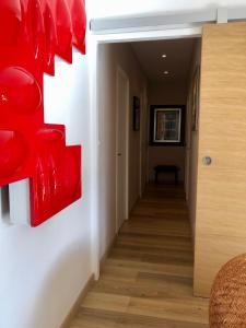 un dipinto rosso su un muro in un corridoio di Villa Grey a Brignoles Altre 24 foto