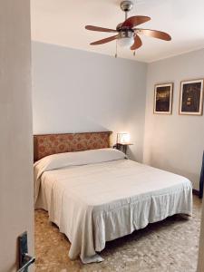 トスコラーノ・マデルノにあるAtlanteのベッドルーム1室(ベッド1台、シーリングファン付)
