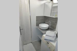 uma casa de banho com um chuveiro, um lavatório e um WC. em Coquet Rez jardin plage parking wifi em Saint-Mandrier-sur-Mer