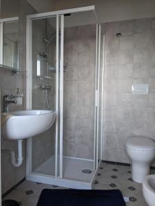 ストレーザにあるRatto del Galloのバスルーム(シャワー、洗面台、トイレ付)