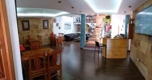 una sala da pranzo e un soggiorno con tavolo e sedie. di La Casona Canaria Boutique Home B & B ad Agüimes