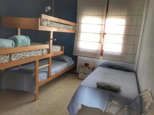 Posteľ alebo postele v izbe v ubytovaní Apartamento con terraza en la playa de La Fosca