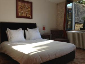 Tempat tidur dalam kamar di Hotel L'Aunette Cottage
