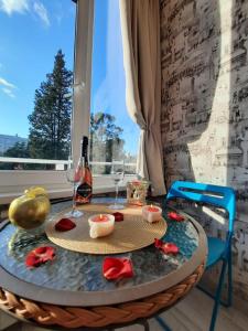 a table with a bowl of fruit and wine glasses at Apartments v Sochi 5 Zhelaniy in Sochi