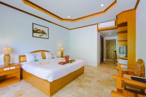 ein Schlafzimmer mit einem Bett mit einem Teddybär drauf in der Unterkunft Diamond Cave Resort in Railay Beach
