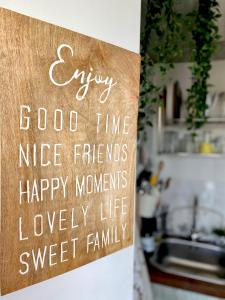 una señal que dice que disfruten de buen tiempo buenos amigos felices recuerdos dulce familia en Attico&Nuvole en Turín