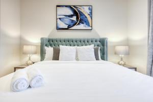 Postel nebo postele na pokoji v ubytování RH- A Stylish Home Away from Home, Spacious 02 BR near Dubai Mall