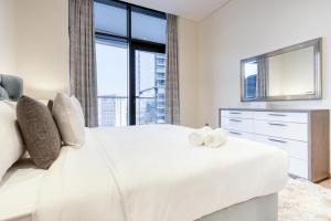 Postel nebo postele na pokoji v ubytování RH- A Stylish Home Away from Home, Spacious 02 BR near Dubai Mall