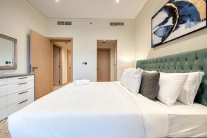 Postel nebo postele na pokoji v ubytování RH- A Stylish Home Away from Home, Spacious 02 BR near Dubai Mall