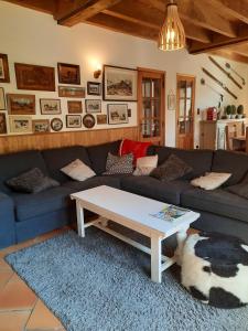 sala de estar con sofá y mesa de centro en La Grange Des Biches, en Benque-Dessous-et-Dessus