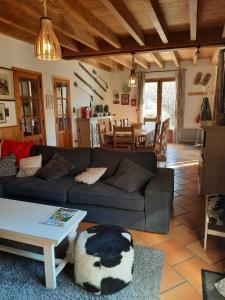 sala de estar con sofá y mesa en La Grange Des Biches, en Benque-Dessous-et-Dessus