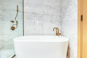 Koupelna v ubytování RH- A Stylish Home Away from Home, Spacious 02 BR near Dubai Mall