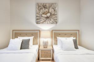 Postel nebo postele na pokoji v ubytování RH- A Stylish Home Away from Home, Spacious 02 BR near Dubai Mall