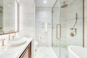 Koupelna v ubytování RH- A Stylish Home Away from Home, Spacious 02 BR near Dubai Mall