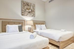 Postel nebo postele na pokoji v ubytování RH- A Stylish Home Away from Home, Spacious 02 BR near Dubai Mall