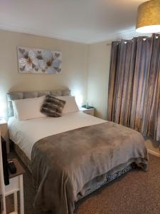 倫敦德里的住宿－LegenDerry B&B，一间卧室设有一张大床和一个窗户。