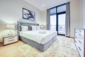 Postel nebo postele na pokoji v ubytování RH- A Stylish Home Away from Home, Spacious 02 BR near Dubai Mall