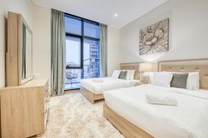 Postel nebo postele na pokoji v ubytování RH- A Stylish Home Away from Home, Spacious 02 BR near Dubai Mall