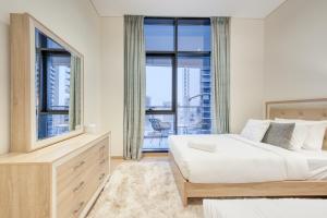 Postel nebo postele na pokoji v ubytování RH- A Stylish Home Away from Home, Spacious 02 BR near Dubai Mall