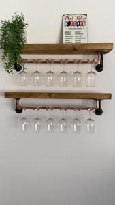 ein Regal mit Weingläsern und einer Pflanze darauf in der Unterkunft Rhos Walia,near Snowdonia,Hot tub in Caernarfon