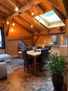 ein Esszimmer mit Tisch und eine Küche in der Unterkunft LA JOLIE BERGERE in Morzine