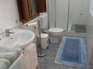 a bathroom with a white sink and a toilet at Apartamento Sol y Vida Tabernas in Tabernas