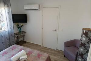 A television and/or entertainment centre at Apartamento 5 minutos hasta la playa