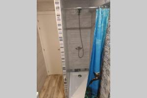 A bathroom at Apartamento 5 minutos hasta la playa Még 9 kép