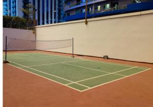 Tenis a/nebo squash v ubytování RH- A Stylish Home Away from Home, Spacious 02 BR near Dubai Mall nebo okolí