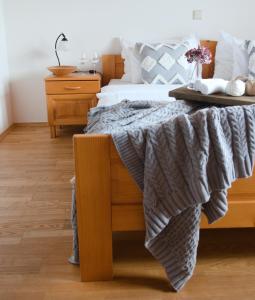 Letto o letti in una camera di Weingut Winzerzimmer Rothschädl
