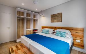 Rúm í herbergi á Sables d'Or Luxury Apartments