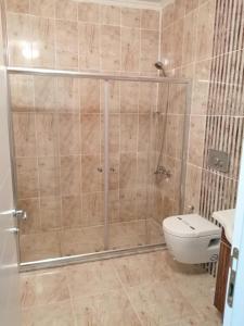 een badkamer met een douche en een toilet bij SÜMELA HOLİDAY HOTEL in Macka