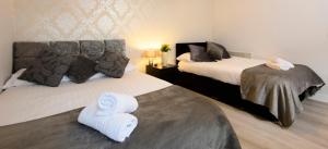 Habitación de hotel con 2 camas y toallas. en The Eaton en Liverpool