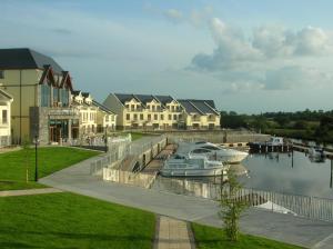 Výhled na řeku, která protéká v blízkosti hotelu