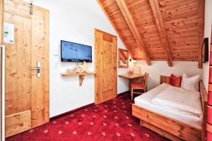 una camera con letto, TV e porta di Alpenstern - Sommer Silvretta Card Premium inklusive! a Ischgl