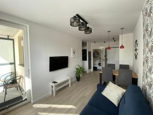 Televízia a/alebo spoločenská miestnosť v ubytovaní Apartament MORENA