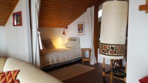 - une petite chambre avec un petit lit dans l'établissement Ferienhaus Lucia, App.11, à Schönwald