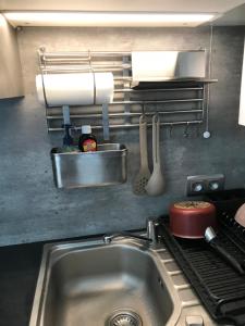 a kitchen counter with a sink and a stove at 35m2 neuf, plein sud, dernier etage avec terrasse in Noisy-le-Grand