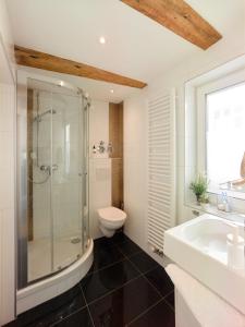 ein Bad mit einer Dusche, einem WC und einem Waschbecken in der Unterkunft WachtRaum Reutlingen - Altstadt Apartment & Design Rooms an Stadthalle & Marktplatz in Reutlingen