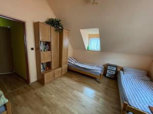 Tempat tidur dalam kamar di Zacisze Osławy Agroturystyka