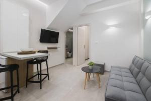 salon z kanapą i stołem w obiekcie Peris 5 with Yard steps to Bus St & Old Town w Chanii
